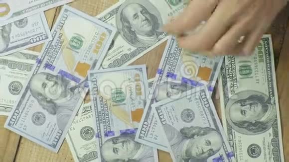 美元钞票落在木桌上视频的预览图