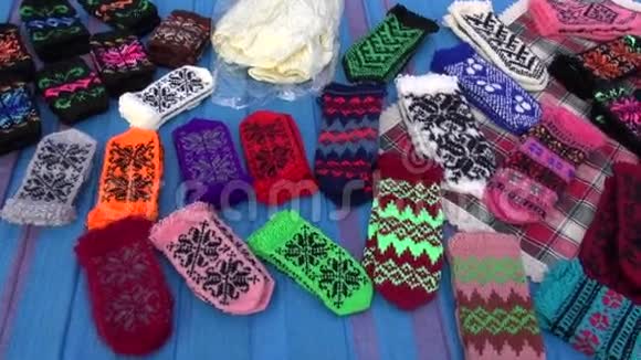 各种手工编织手套在集市上收藏视频的预览图