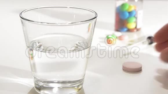 一杯水中的泡腾片视频的预览图