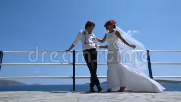 新婚夫妇在大海背景下的合影视频的预览图