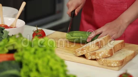 厨房里用手切黄瓜视频的预览图