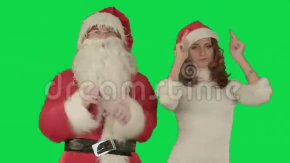 圣诞老人和美丽的跳舞女孩在绿色视频的预览图