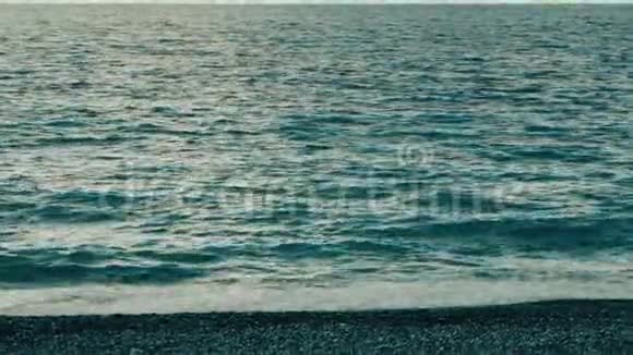 滩多色圆卵石又溅起咸波视频的预览图