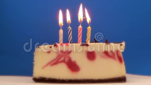 燃烧螺旋蜡烛的生日快乐蛋糕视频的预览图