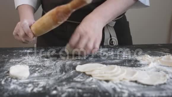 用木制擀面杖做肉饺视频的预览图