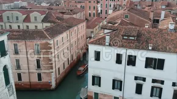 在威尼斯运河的船在狂欢节2018年视频的预览图