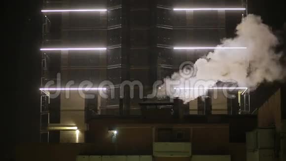冬季城市景观起重机蒸汽来自管道夜晚视频的预览图