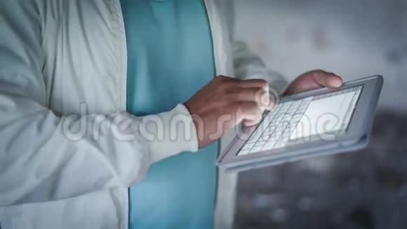 数码平板电脑2上的人手触摸屏幕视频的预览图