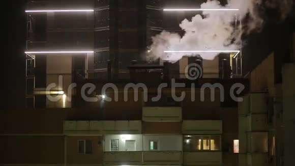 冬季城市景观起重机蒸汽来自管道夜晚视频的预览图