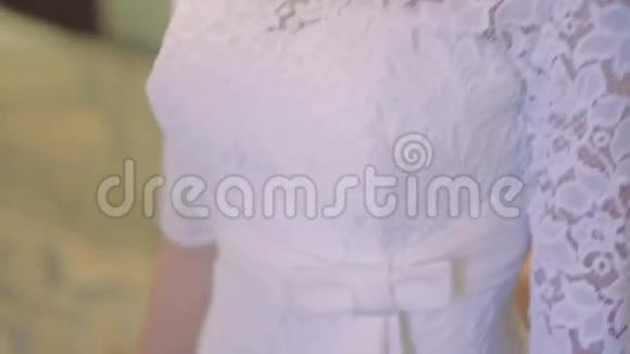 新娘带花边的白色婚纱视频的预览图