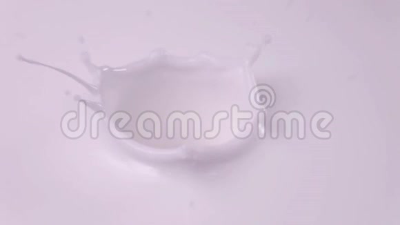 蔓越莓缓慢地落入牛奶中覆盆子慢慢地掉进酸奶里视频的预览图