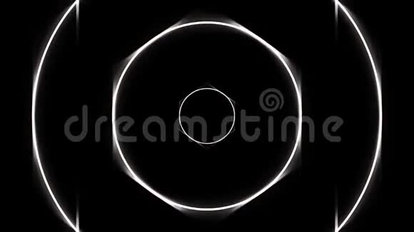 闪烁的霓虹灯白色圆圈框架向后移动在无尽的隧道在黑色背景动画圆形狭窄视频的预览图