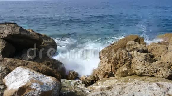 可以看到开阔的大海和纯粹的岛屿海岸线地中海塞浦路斯岛概念旅行视频的预览图
