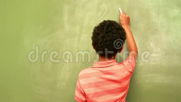 可爱的学生在黑板上写数学视频的预览图