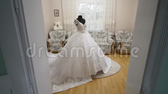 房间里一个人体模型上的白色婚纱视频的预览图