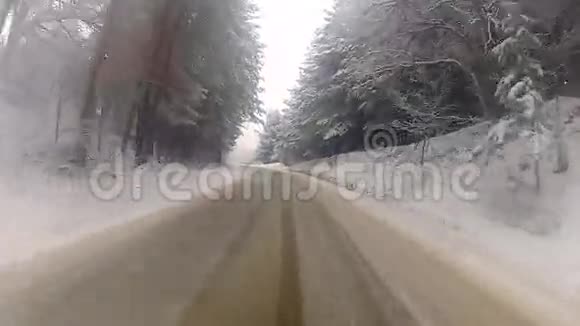 在冬雾覆盖的山路上驾驶视频的预览图