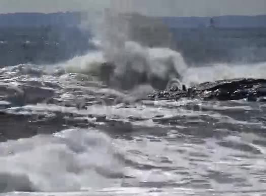 波浪在岩石上破碎视频的预览图