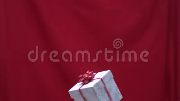 圣诞礼物抛向空中红色背景视频的预览图