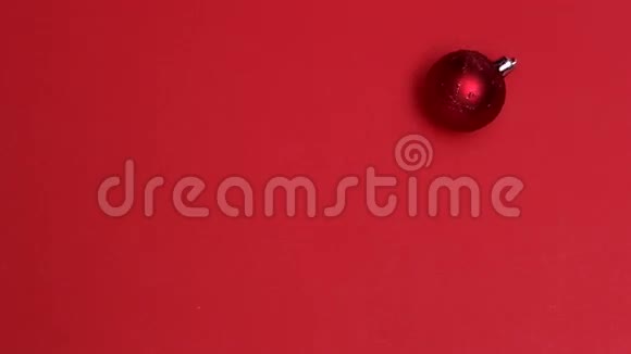 红色圣诞彩带旋转红色背景视频的预览图