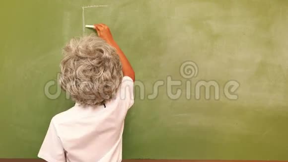 可爱的学生在黑板上写数学视频的预览图