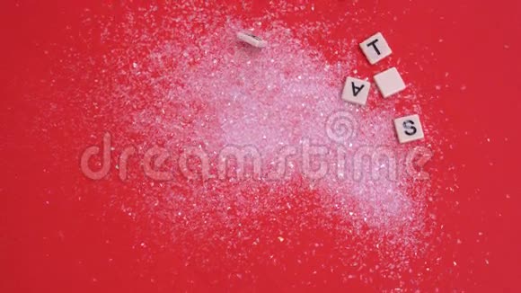 白色字母瓷砖移动在红色背景的闪光上拼出圣诞节视频的预览图