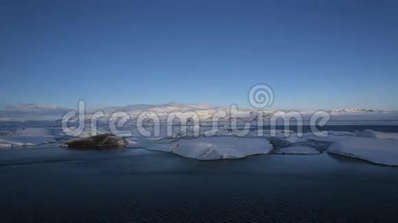 冰岛约库萨隆冰川泻湖日出的时间流逝视频的预览图