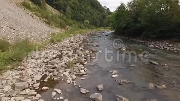 喀尔巴阡山脉的河流视频的预览图