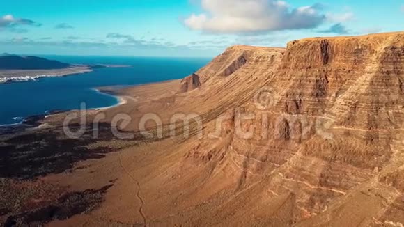 西班牙加那利群岛兰萨罗特米拉多德尔里约观点附近的鸟瞰图视频的预览图