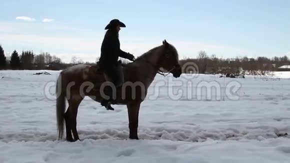 女牛仔骑马驰骋视频的预览图