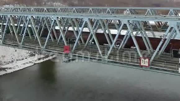 火车通过铁路桥的移动视频的预览图