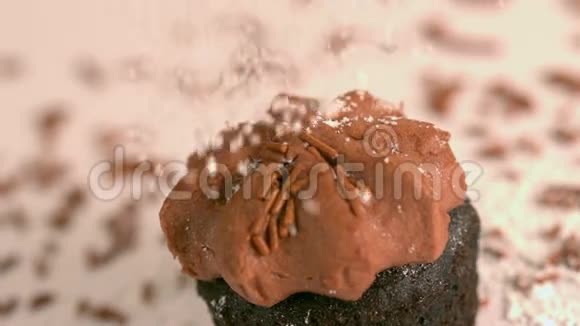 在巧克力糖霜蛋糕上筛糖视频的预览图