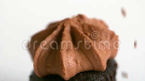 巧克力洒在巧克力蛋糕上视频的预览图