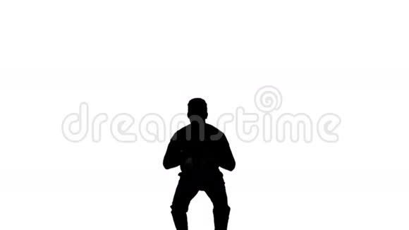 男人用白色背景抬起双腿跳跃的剪影视频的预览图