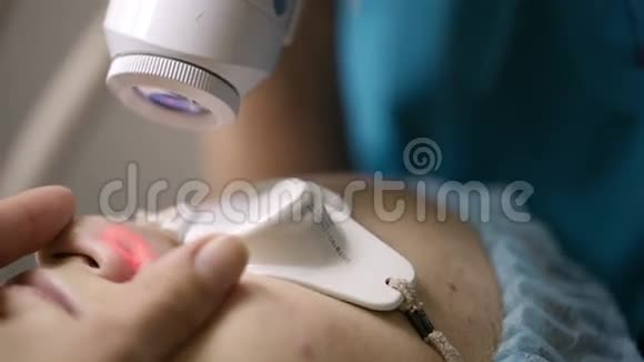 激光皮肤治疗的大镜头视频的预览图