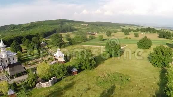 空中飞越罗马尼亚特兰西瓦尼亚的一个传统修道院第二部分视频的预览图