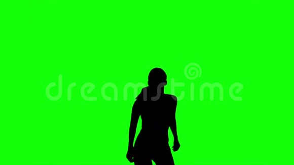 女人在绿色屏幕上跳跃和举起手臂的剪影视频的预览图