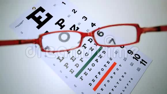 红色阅读眼镜掉在头顶上的眼科测试中视频的预览图