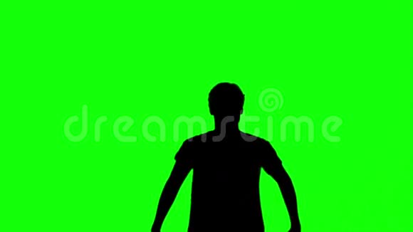 一个男人在绿色屏幕上举起双臂跳跃的剪影视频的预览图