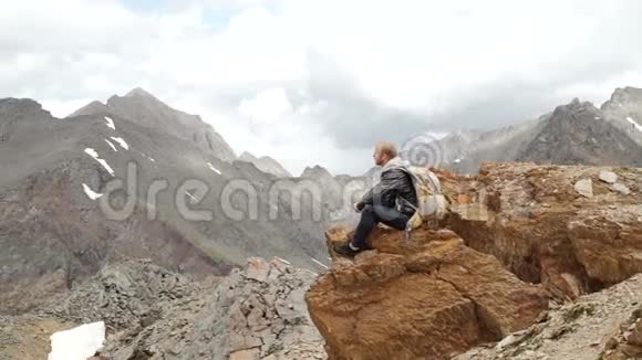 年轻的旅行者正在山里放松视频的预览图