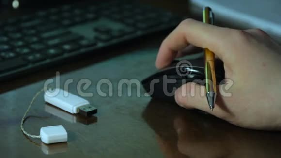 电脑鼠标在桌上的手中反射视频的预览图