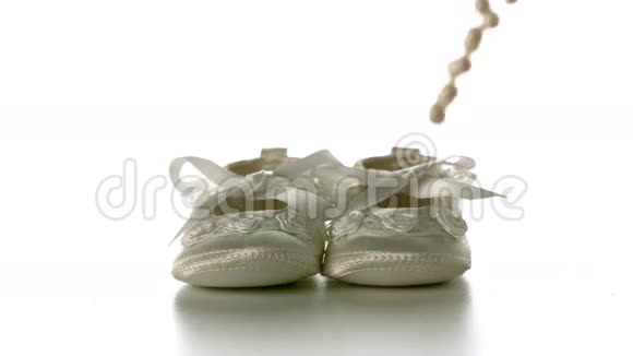 珍珠项链掉在婴儿鞋上视频的预览图