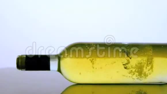白色酒瓶旋转着视频的预览图