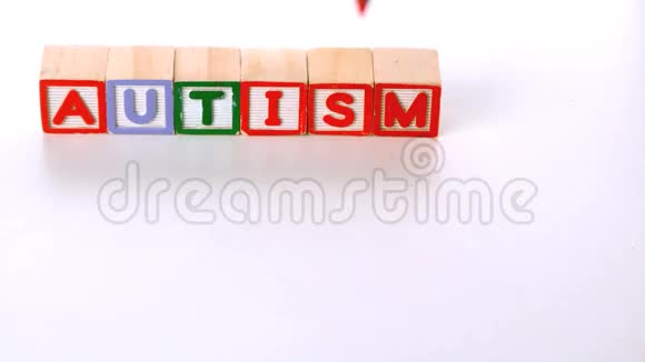 意识带落在自闭症字母前面视频的预览图