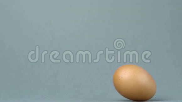 鸡蛋在灰色背景下旋转视频的预览图