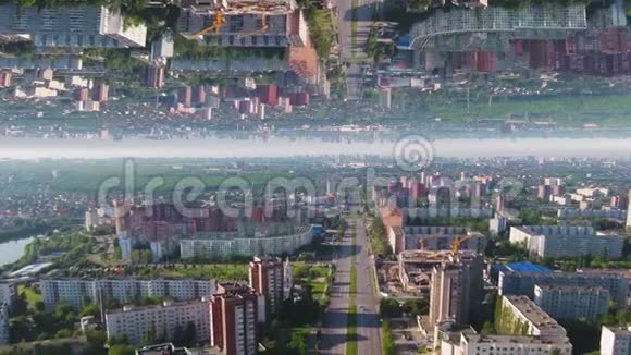 鸟瞰莫斯科市区在夏季阳光明媚的一天俄罗斯镜面地平线效果媒体美丽的风景视频的预览图