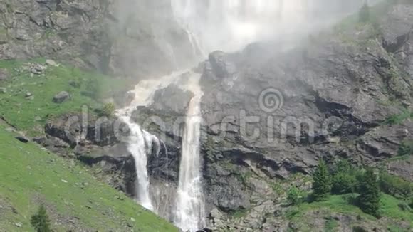塞里奥倒下了意大利最高的瀑布视频的预览图