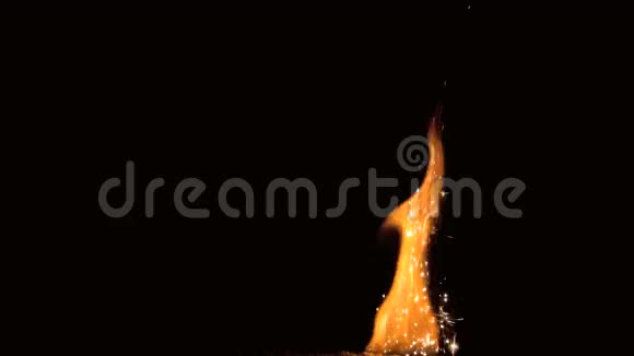黑色背景有火花的大火焰视频的预览图