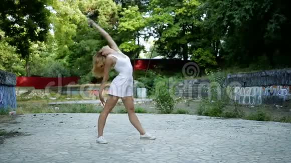 年轻的亚洲女人在城市公园外面跳现代舞蹈城市废墟和嘻哈涂鸦视频的预览图