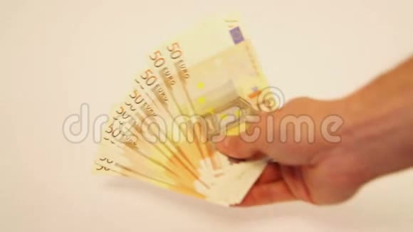 持有大量欧元钞票视频的预览图