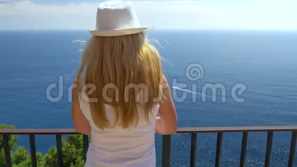 在卡普里岛旅行的年轻女子视频的预览图